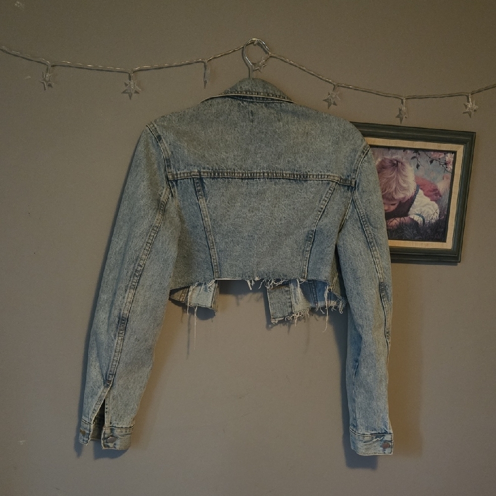 Cropped Distressed Denim Jacket - Picture 9 of 16